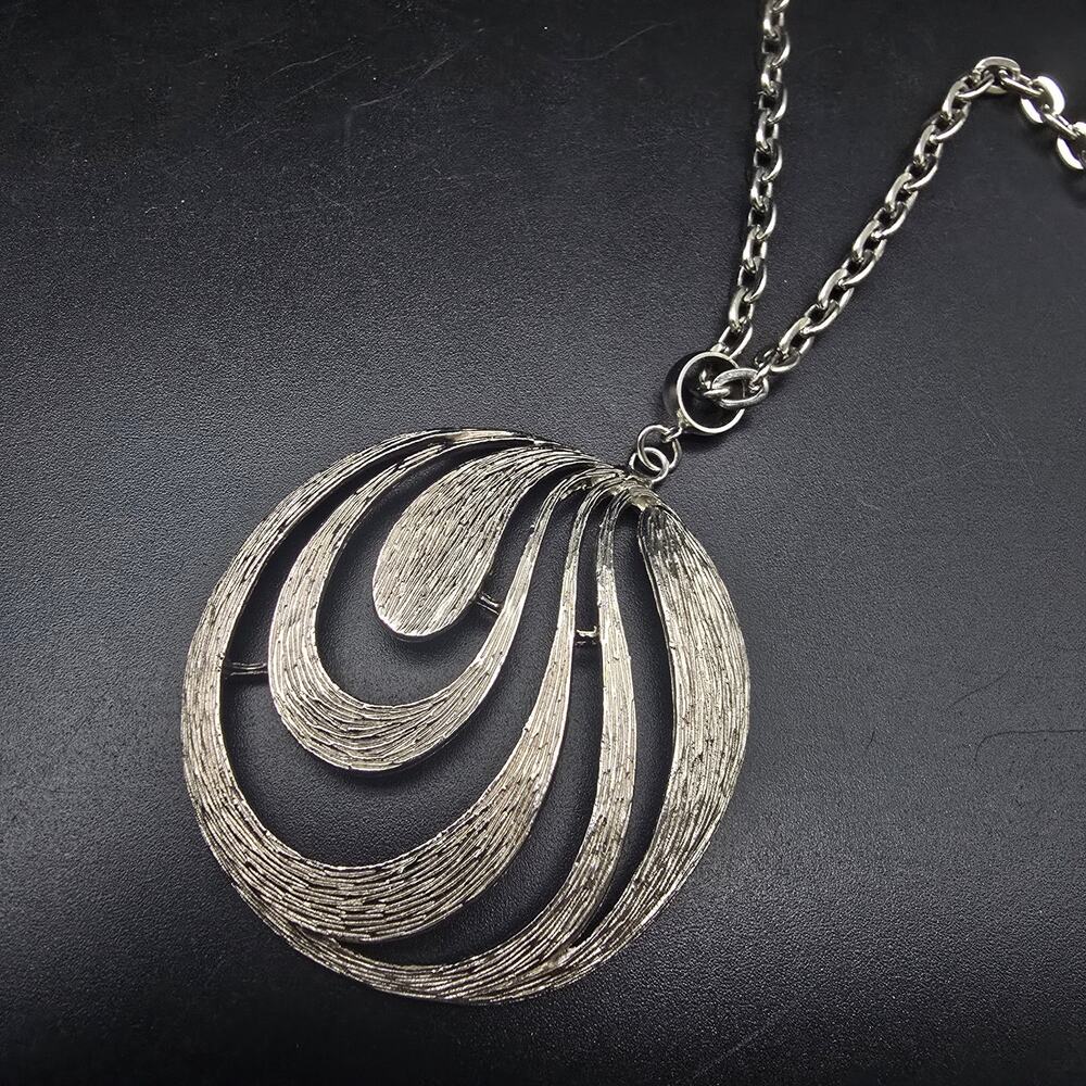 Lisner Silver Tone Pendant Necklace Round Circle Vintage 1970s Jewelry